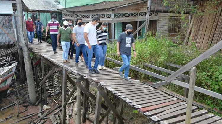 Prefeito de Macapá e senador Randolfe Rodrigues realizam visita técnica em passarela no Igarapé da Fortaleza