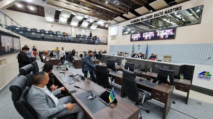Assembleia Legislativa aprova projeto que garante o abono aos profissionais da educação com emendas