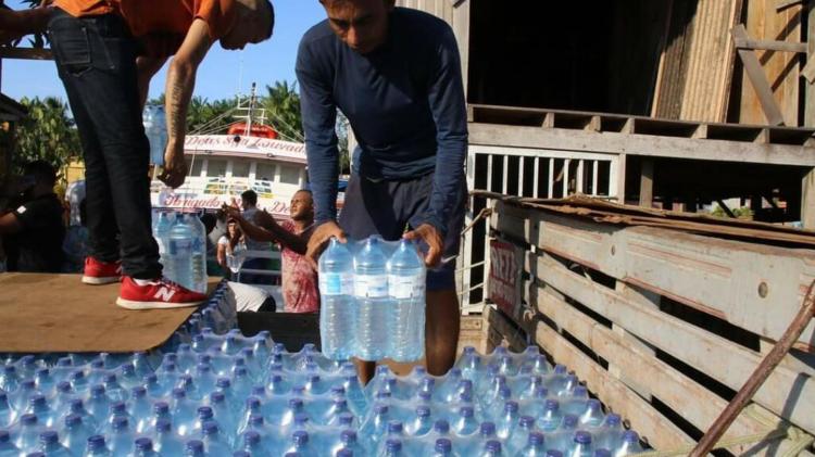 SOS Bailique: Chegam os primeiros 6 mil fardos de água mineral enviados pela Prefeitura de Macapá