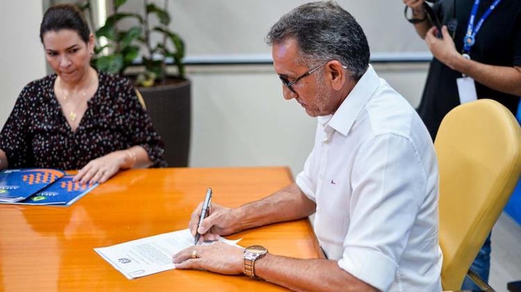 Waldez confirma pagamento do auxílio jaleco para mais de 6 mil servidores