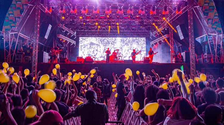 Dia de Rock: banda NX Zero atrai mais de 200 mil pessoas