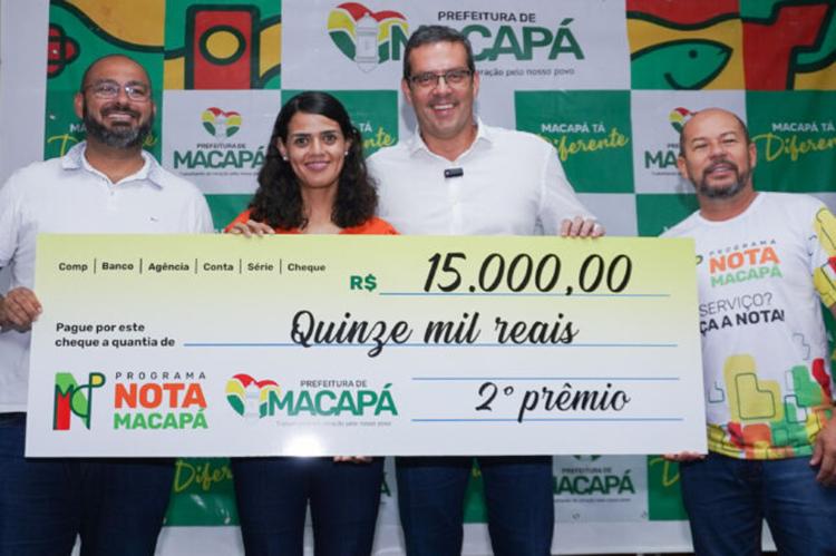 Prefeito entrega cheque simbólico aos sorteados no Programa Nota Macapá