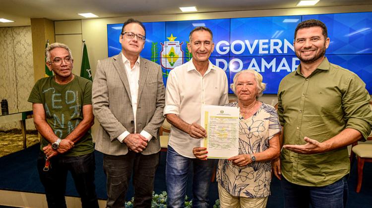 Governo entrega 54 títulos de domínio para moradores da zona norte de Macapá