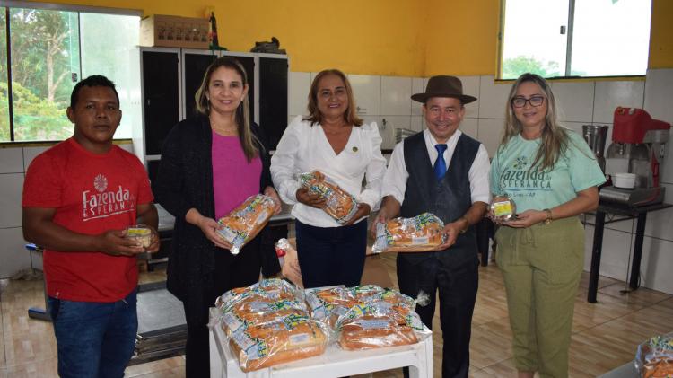 Fazenda da Esperança recebe visita de parlamentares