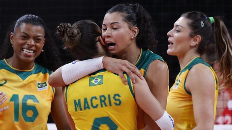 Brasil se impõe, vira sobre a Rússia e vai à semifinal no vôlei feminino