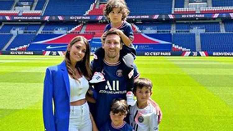 Sorridente, Lionel Messi é apresentado oficialmente no PSG