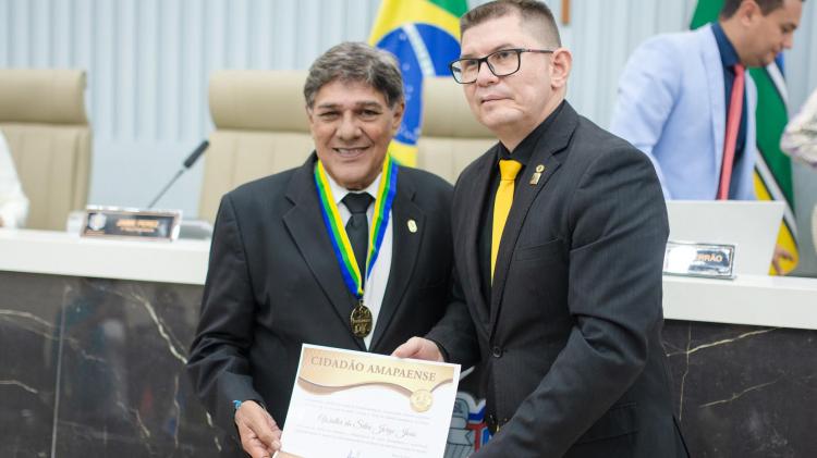 Alap concede título a presidente do Conselho Federal de Farmácia