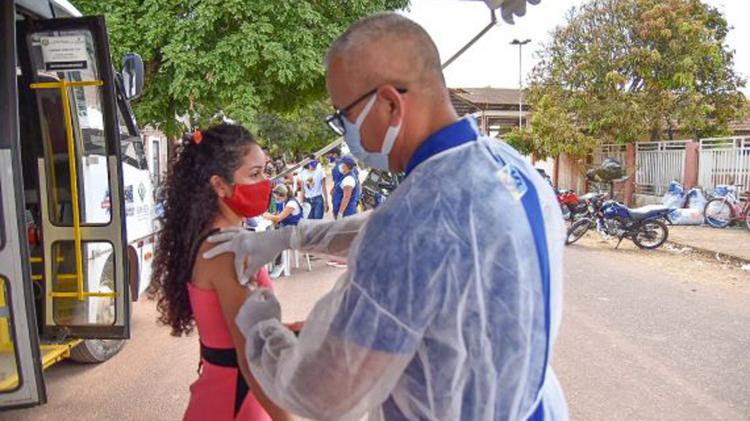 Jovens de 15 a 29 anos são público-alvo de vacinação contra o sarampo e gripe