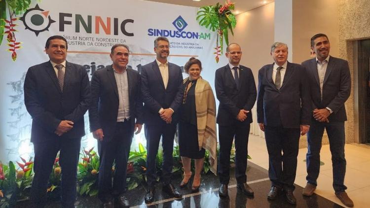 Governador Clécio Luís menciona políticas de habitação e construção civil para o Amapá durante Fórum em Manaus