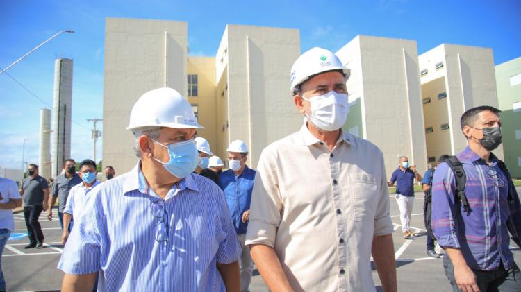 Conjunto Miracema: Waldez e Davi inspecionam unidades habitacionais concluídas para primeira etapa de entrega