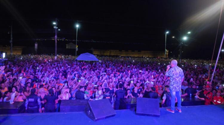 Chrigor emociona multidão com pagode dos anos 90 no Samba do Mercado Central