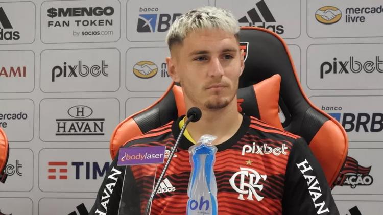 Varela é apresentado pelo Flamengo 