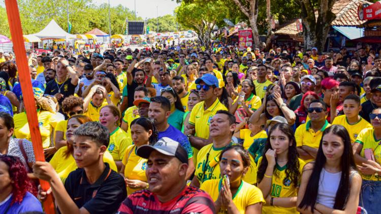 Fim do sonho: Torcedores acompanham derrota da Seleção Brasileira em telão na Praça Isaac Zagury