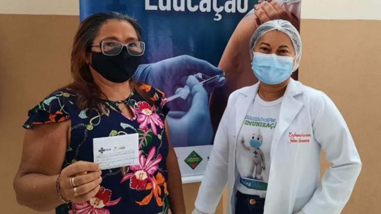 Trabalhadores da Educação comemoram início da vacinação contra a Covid em Santana 