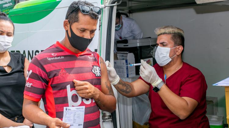 Trabalhadores do centro comercial recebem varredura vacinal contra Covid-19