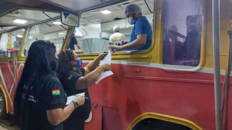 Prefeitura orienta empreendedores de rua sobre a regularização de uso do solo em Macapá