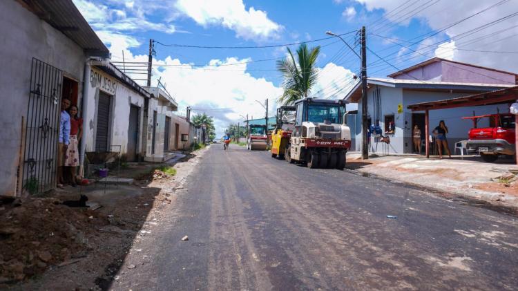 Prefeito Dr. Furlan entrega via asfaltada