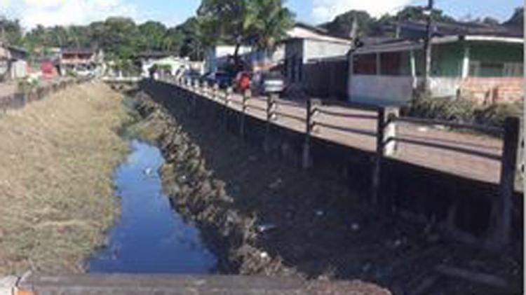 Defesa Civil realiza limpeza preventiva em canais para evitar alagamentos, doenças e danos ao meio ambiente em Santana 