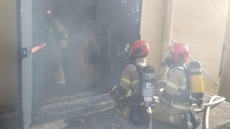 Corpo de Bombeiros realiza simulado de combate a incêndios em ambientes fechados