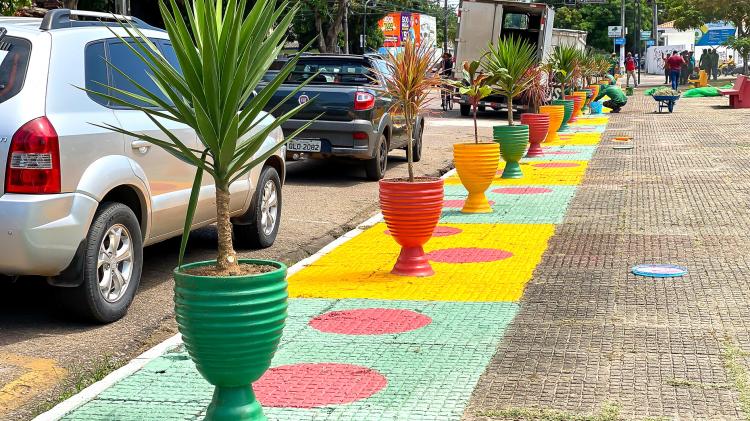 Prefeitura de Macapá implanta 22 vasos de plantas em novo paisagismo na praça Barão do Rio Branco