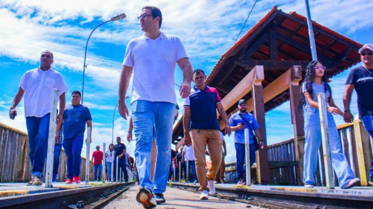 Prefeito Dr. Furlan acompanha ação de vacinação e entrega passarela em tradicional agenda de domingo