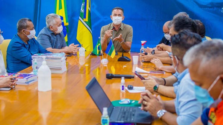 Governador Waldez Góes avalia novas medidas de proteção à vida com prefeitos