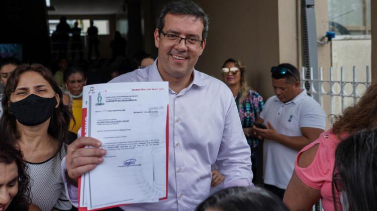 Dr. Furlan recebe PL de reajuste salarial dos servidores municipais aprovado por unanimidade na Câmara